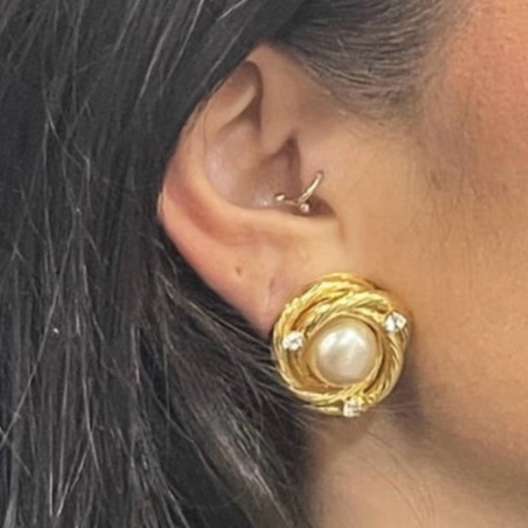 Authentic Chanel PEARL EARRINGS 24K plated - Picture 3 of 15